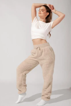 Blanket Pants In Faux Sherpa - Taupe -Quality Sport Wear KayleeOutfit9 1081 Edit b599c2df b98e 48b1 9f58 ee2b31277787