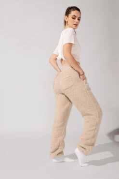 Blanket Pants In Faux Sherpa - Taupe -Quality Sport Wear KayleeOutfit9 1100 Edit 5f606103 6326 4fac 8dc0 d7cd1dc9029b