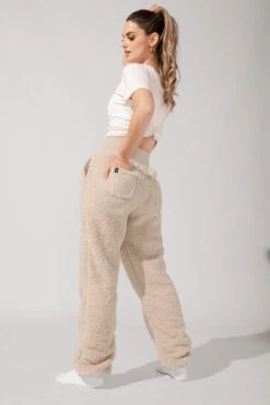 Blanket Pants In Faux Sherpa - Taupe -Quality Sport Wear KayleeOutfit9 1101 Edit aec4031f 56b9 4112 9b30 032d27326ce1