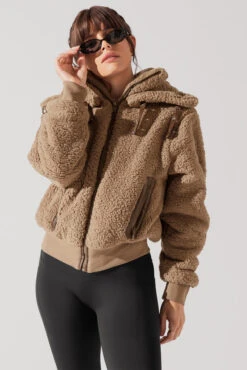 The Kinsley Bomber Jacket In Faux Sherpa - Teddy Bear Brown 10 The Kinsley Bomber Jacket In Faux Sherpa - Teddy Bear Brown -Quality Sport Wear KinsleyBomberJacket TeddyBearBrown 5020 0029 Edit