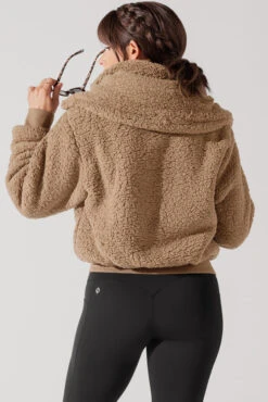 The Kinsley Bomber Jacket In Faux Sherpa - Teddy Bear Brown 11 The Kinsley Bomber Jacket In Faux Sherpa - Teddy Bear Brown -Quality Sport Wear KinsleyBomberJacket TeddyBearBrown 5020 0051 Edit
