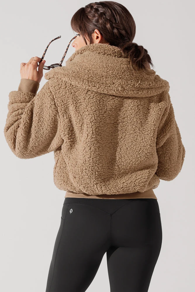 The Kinsley Bomber Jacket In Faux Sherpa - Teddy Bear Brown 5 The Kinsley Bomber Jacket In Faux Sherpa - Teddy Bear Brown - Image 5