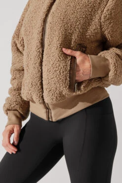 The Kinsley Bomber Jacket In Faux Sherpa - Teddy Bear Brown 13 The Kinsley Bomber Jacket In Faux Sherpa - Teddy Bear Brown -Quality Sport Wear KinsleyBomberJacket TeddyBearBrown 5020 0096 Edit