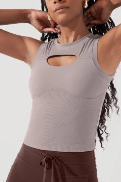 Peekaboo Crew Tank - Smoky Taupe -Quality Sport Wear PeekabooCrewTank SmokyTaupe B1024 0437 Edit
