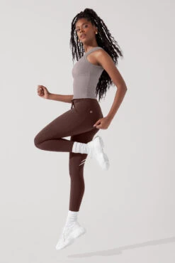 Peekaboo Crew Tank - Smoky Taupe -Quality Sport Wear PeekabooCrewTank SmokyTaupe B1024 0466 Edit